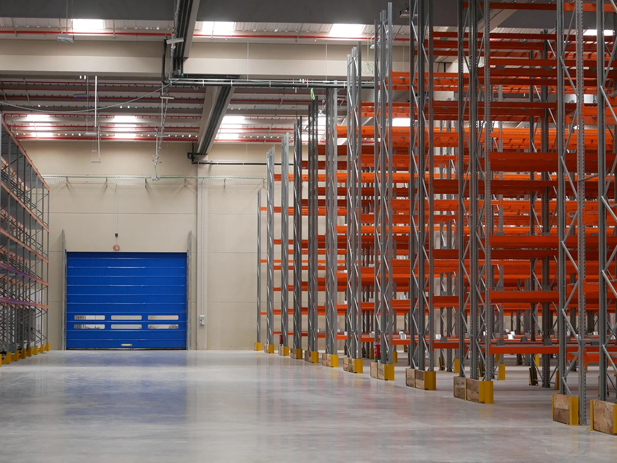 Zona de almacenamiento de piezas grandes del nuevo Hub logístico de Airbus Helicopters de Albacete. Foto: Diego Gómez